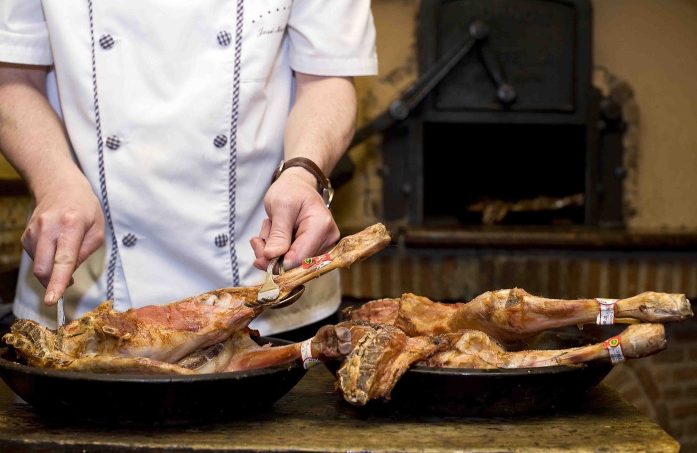 Lechazo asado al horno de leña