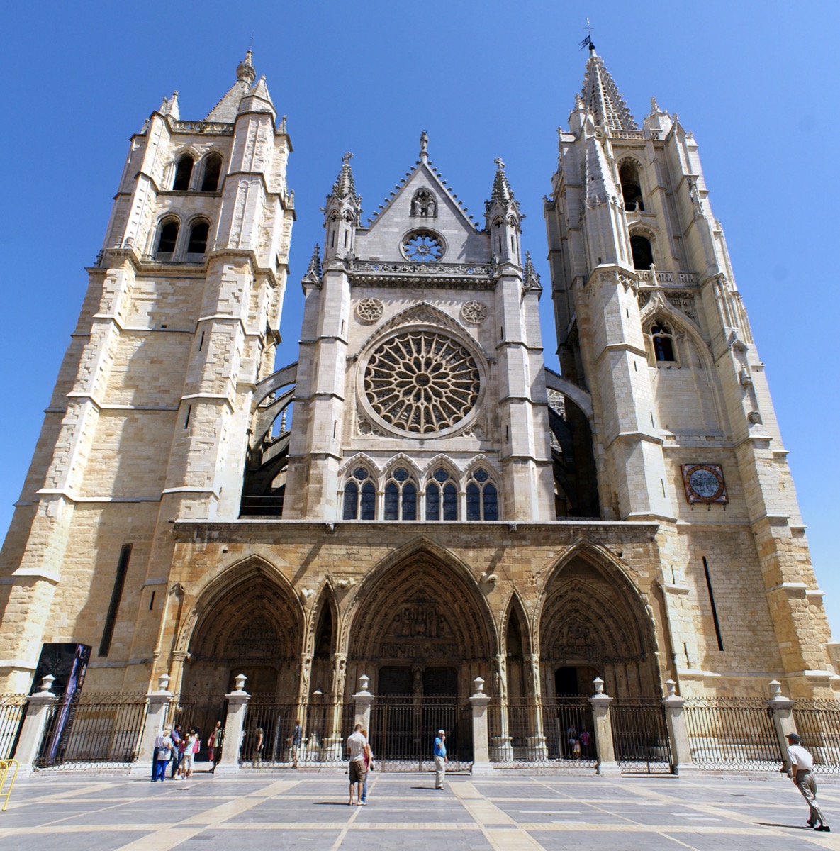 León — San Juan y San Pedro