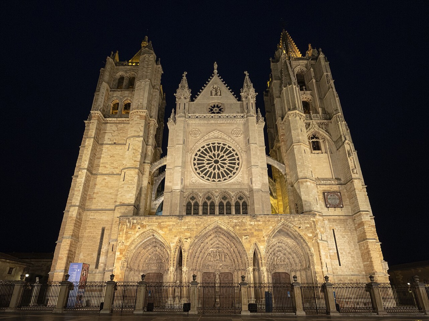 Fachada occidental de la Catedral de León iluminada de noche, escenario del espectáculo de video mapping