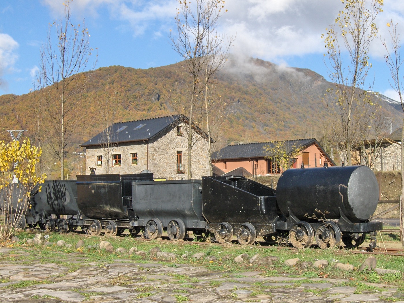 Tren minero histórico en la comarca de Laciana, El Bierzo, testimonio del patrimonio industrial de la minería leonesa del carbón