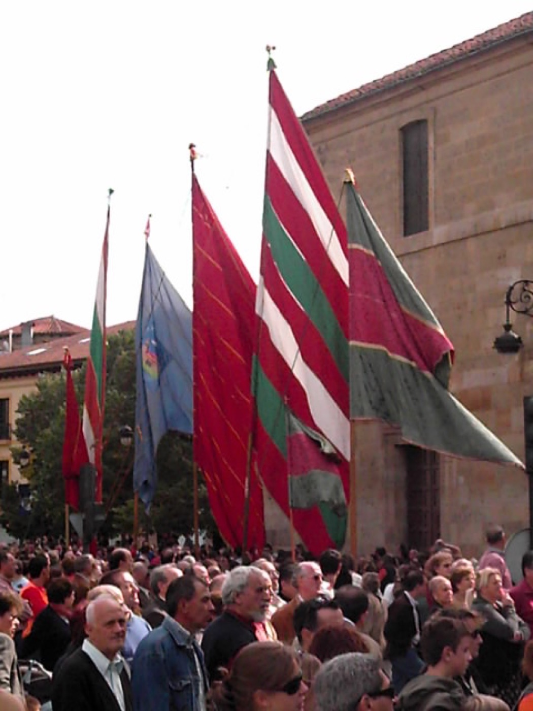 Pendones leoneses en procesión durante las Fiestas de San Juan y San Pedro de León