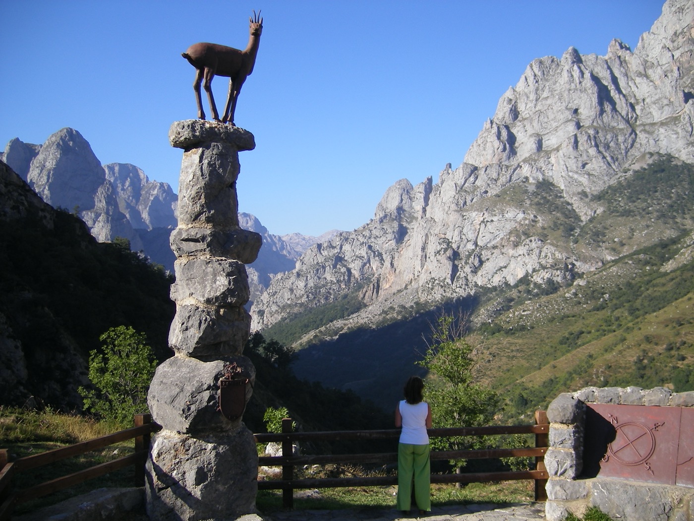 Vista del Mirador del Tombo y la Senda del Cares en Posada de Valdeón, Parque Nacional de los Picos de Europa, León