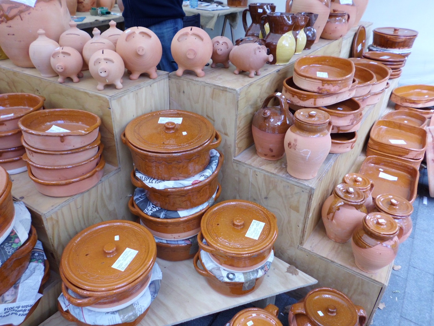 Puestos de una feria de cerámica y alfarería tradicional con piezas de barro expuestas al aire libre