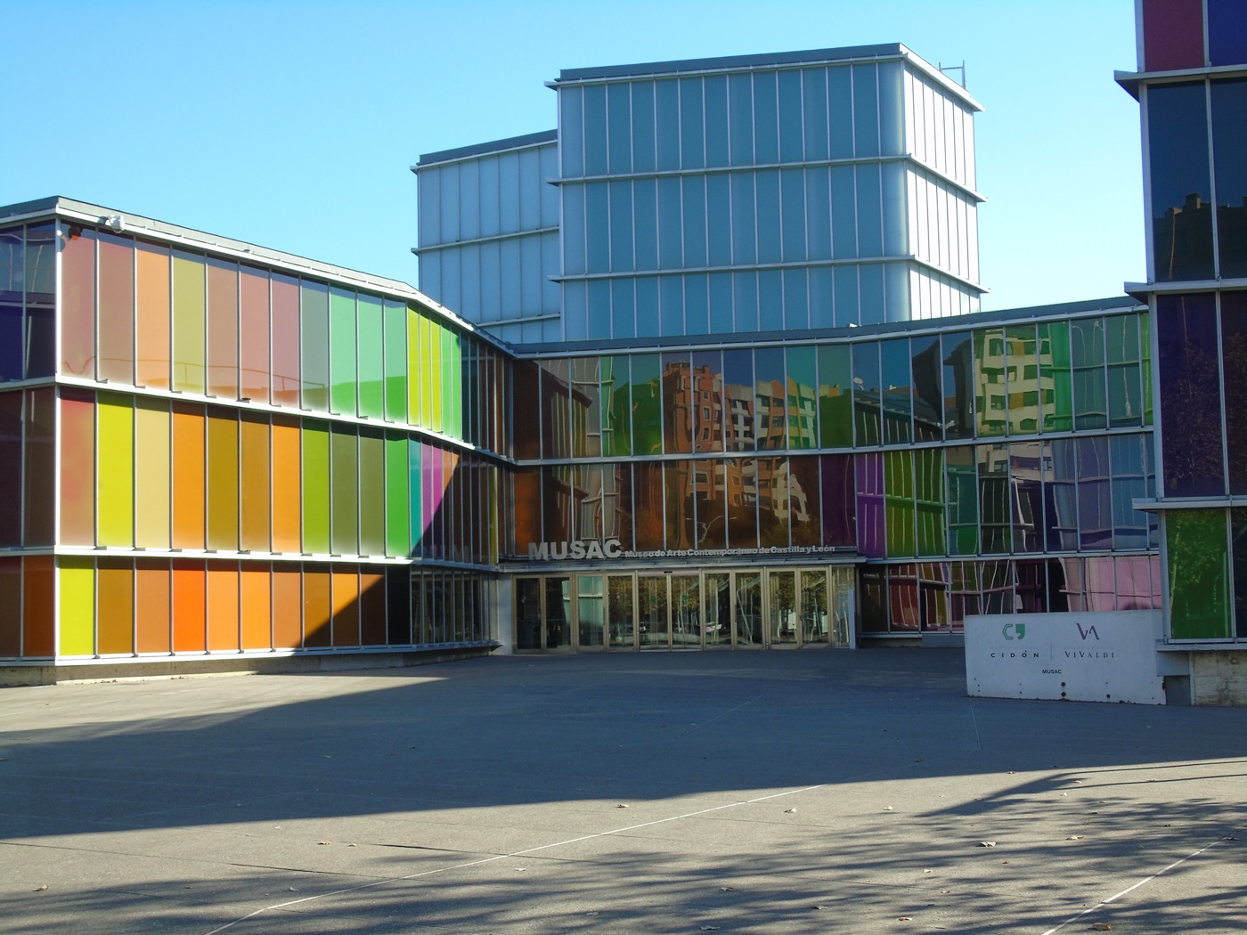 Fachada del MUSAC con sus características vidrieras de colores en León