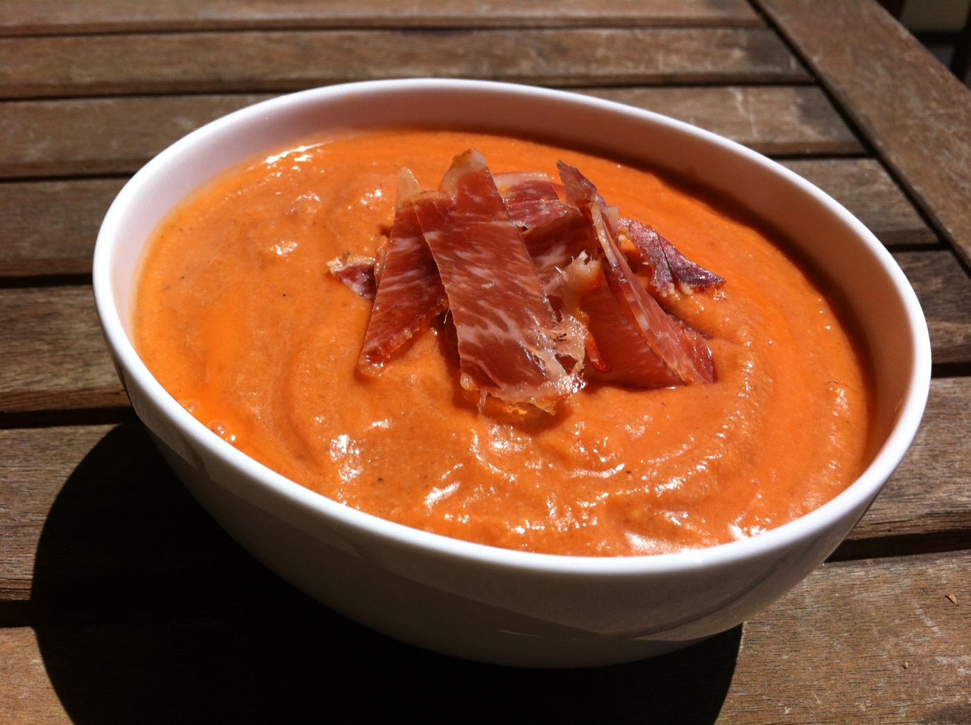 Salmorejo reinterpretado con cecina leonesa y huevo de codorniz