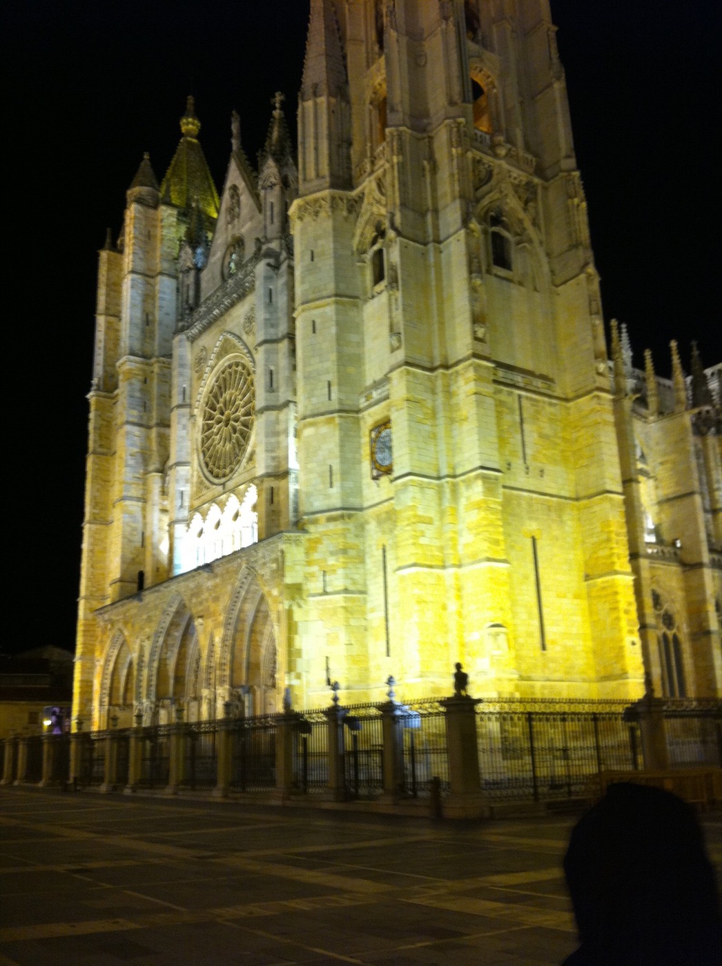 Catedral de León iluminada de noche, emblema de la ciudad que celebra las Fiestas de San Juan y San Pedro 2026