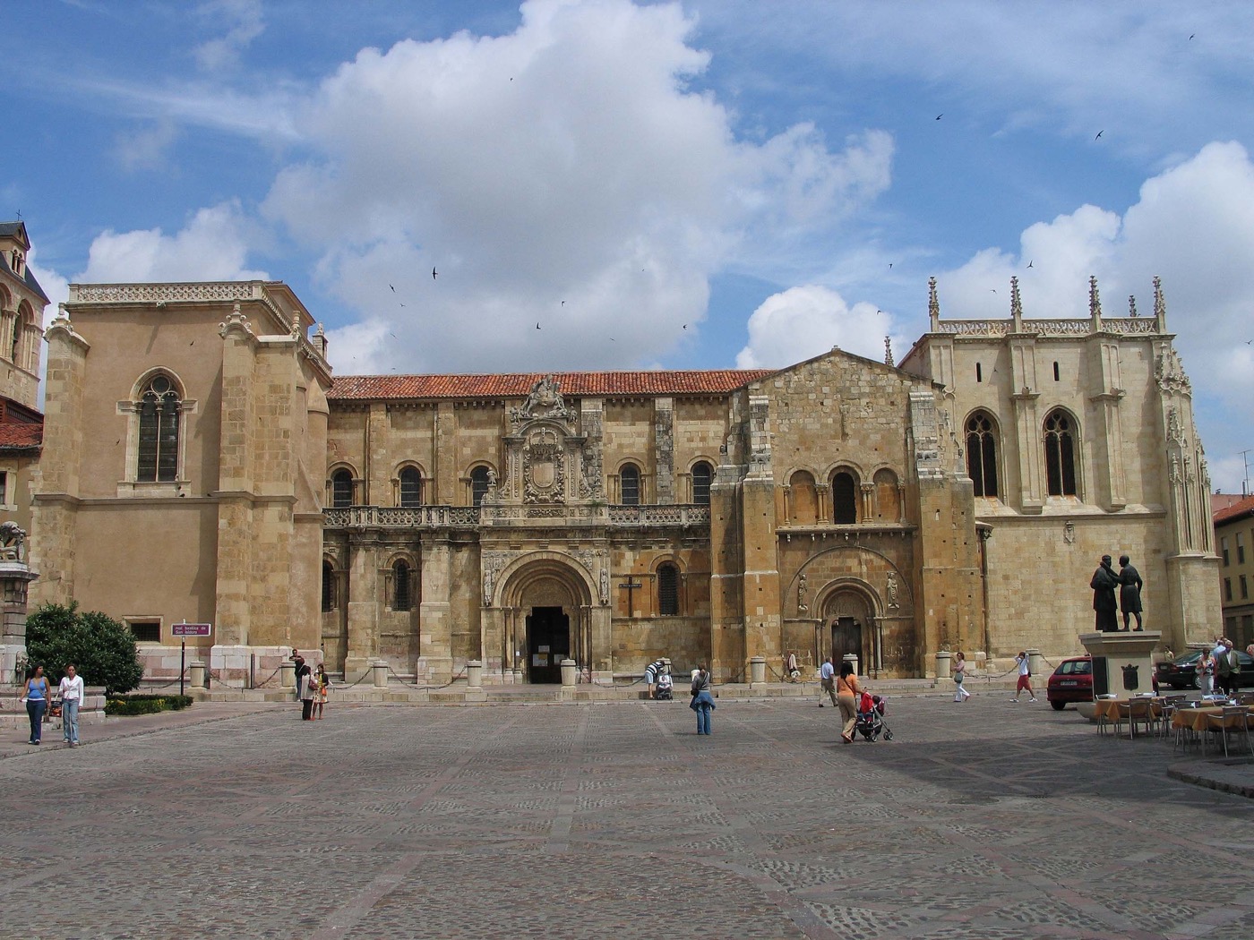 Fachada exterior de la Basílica de San Isidoro de León, que custodia el vino más antiguo del mundo en una barrica del siglo XI